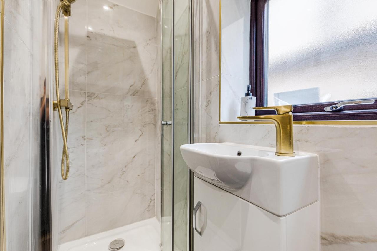 Bescot Walsall - 4 Bedroom House, Wi-Fi, Garden , Sleeps 8 - Jrr Stays מראה חיצוני תמונה