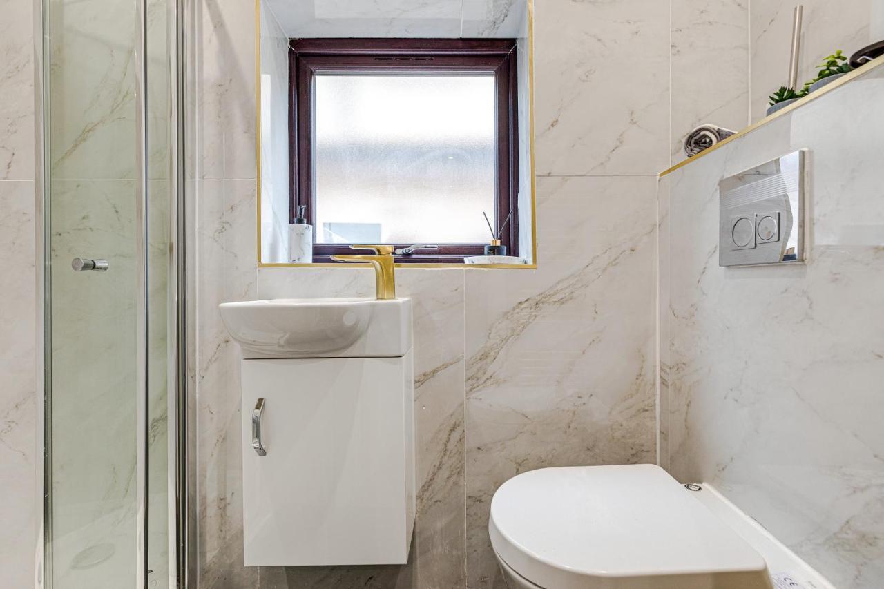 Bescot Walsall - 4 Bedroom House, Wi-Fi, Garden , Sleeps 8 - Jrr Stays מראה חיצוני תמונה